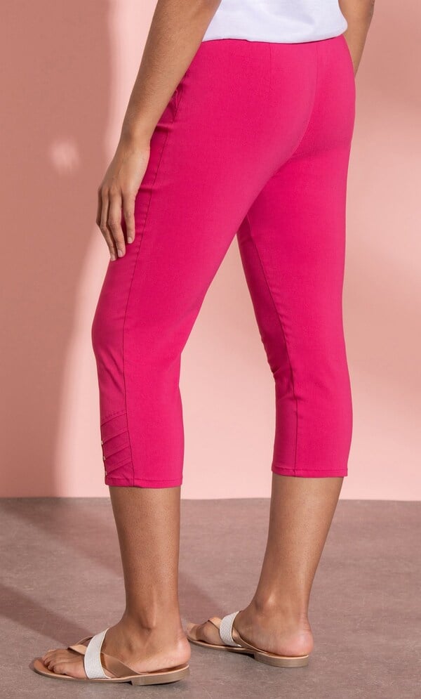 Embellished Pull On Capri Pants