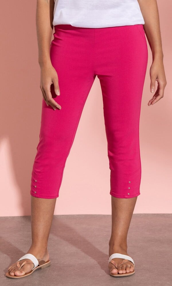 Embellished Pull On Capri Pants