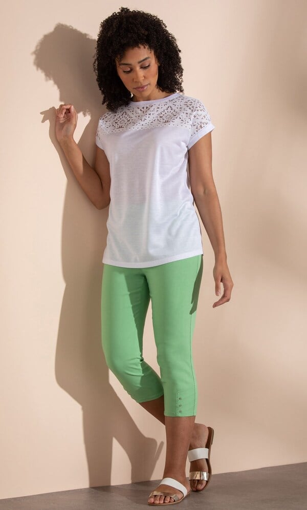 Embellished Pull On Capri Pants
