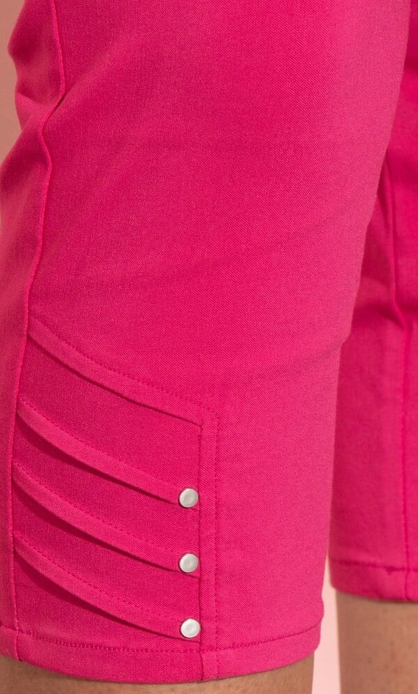 Embellished Pull On Capri Pants