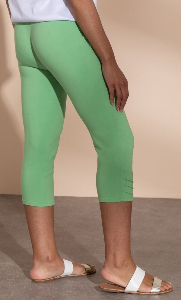 Embellished Pull On Capri Pants