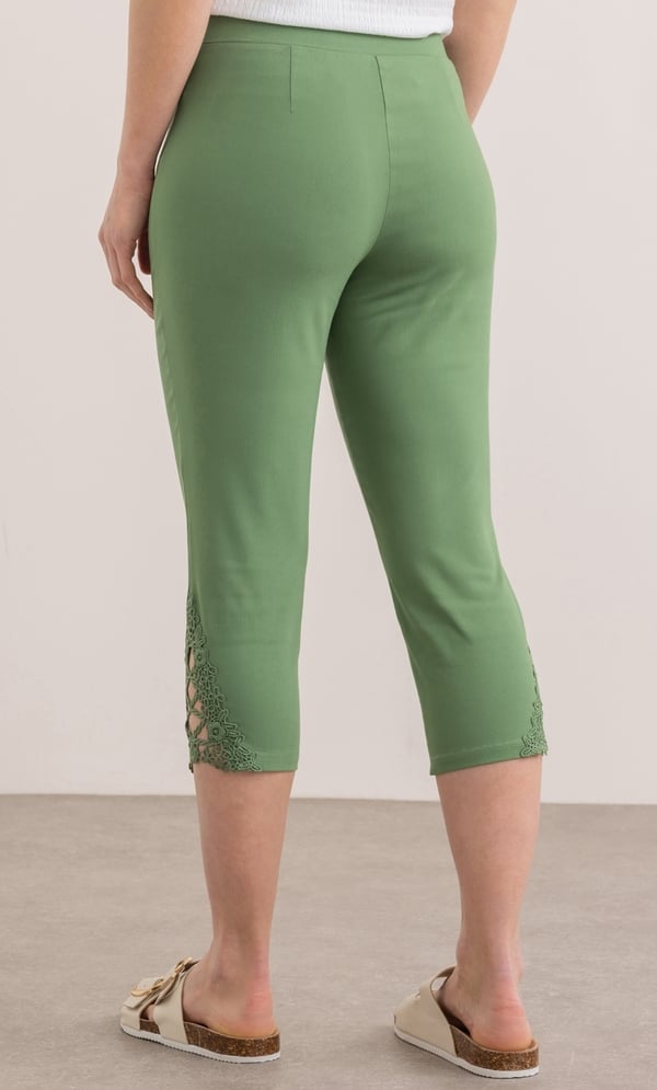 Lace Trim Pull On Pedal Pushers