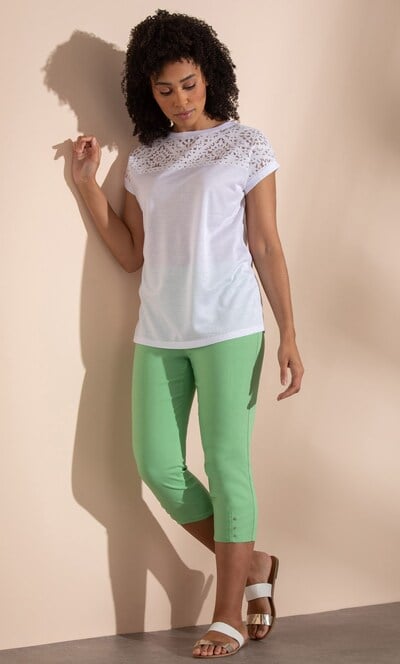 Embellished Pull On Capri Pants